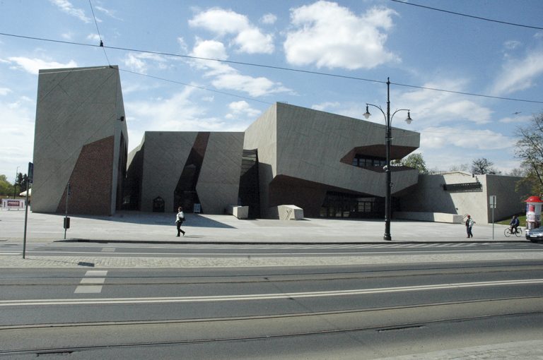 Krajobraz z rozłupanymi skałami