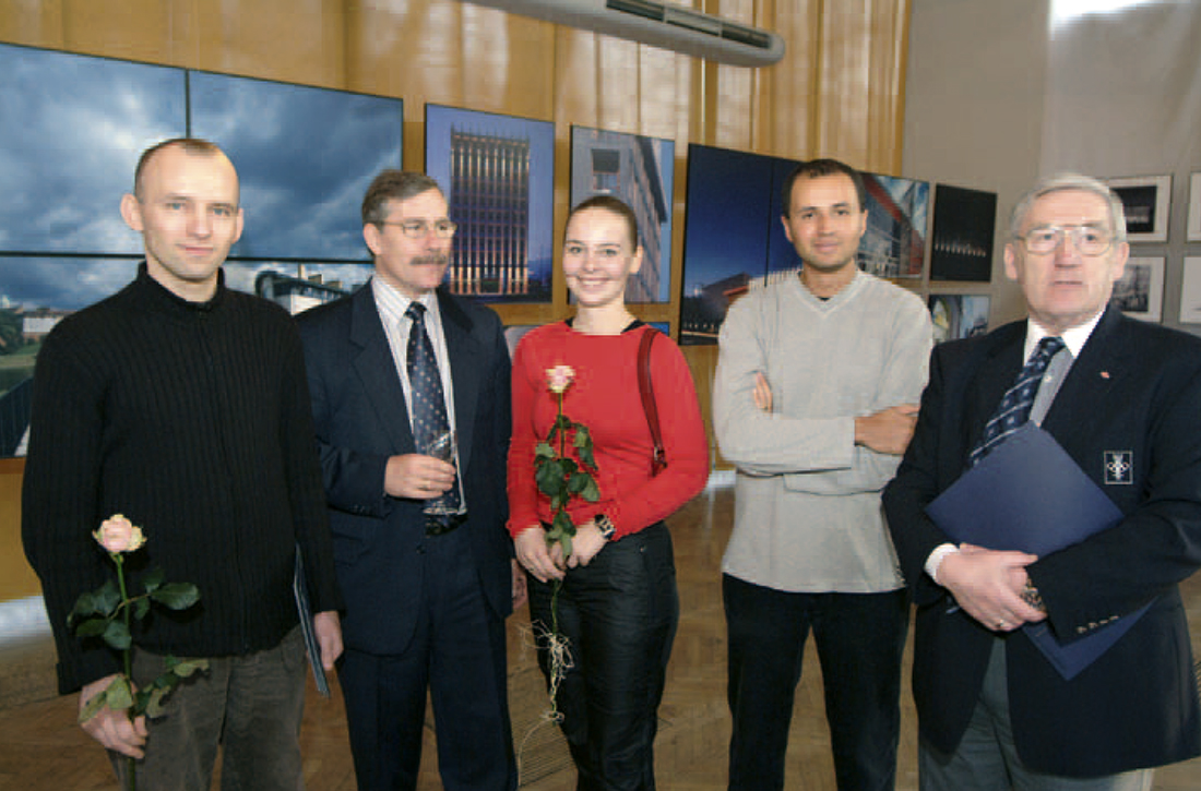 Andrzej Werkowski, prezes SPBT (drugi od lewej), z zespołem autorów projektu Centrum Olimpijskiego w Warszawie, którzy otrzymali Nagrodę Specjalną SPBT