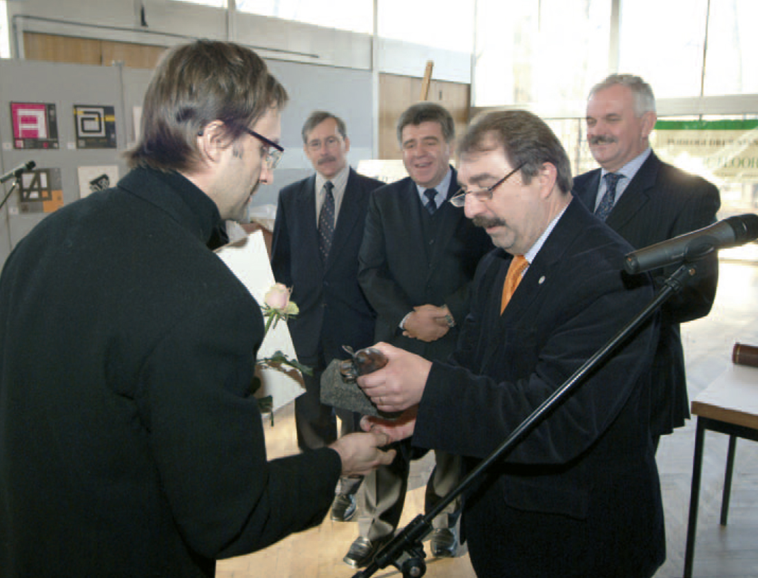 Prezes SARP Ryszard Jurkowski wręcza pamiątkową statuetkę „Gruszkę” projektantom Domu na Chełmie