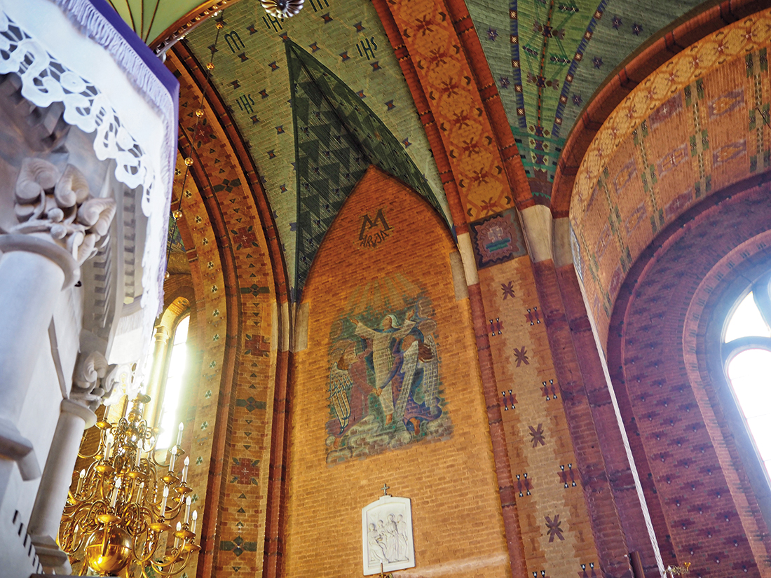 Kościół w Suchej Beskidzkiej, fragment ambony i wnętrza z malowidłami bezpośrednio na cegle