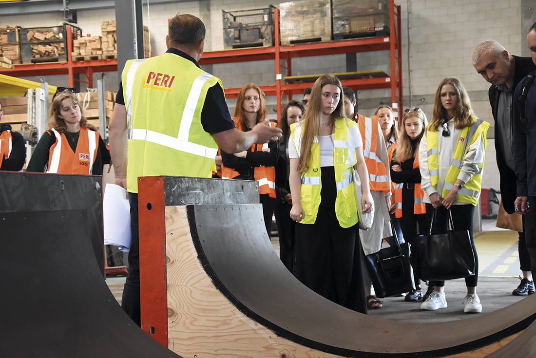 Studenci zwiedzili siedzibę firmy PERI Polska – producenta deskowań
