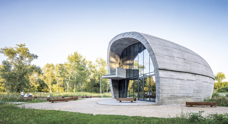 Kamień przy ścieżce