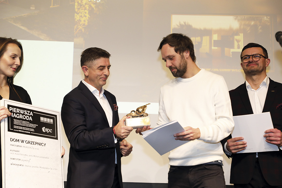 Arch. Karol Nieradka odebrał pierwszą nagrodę z rąk Zbigniewa Pilcha, szefa marketingu SPC