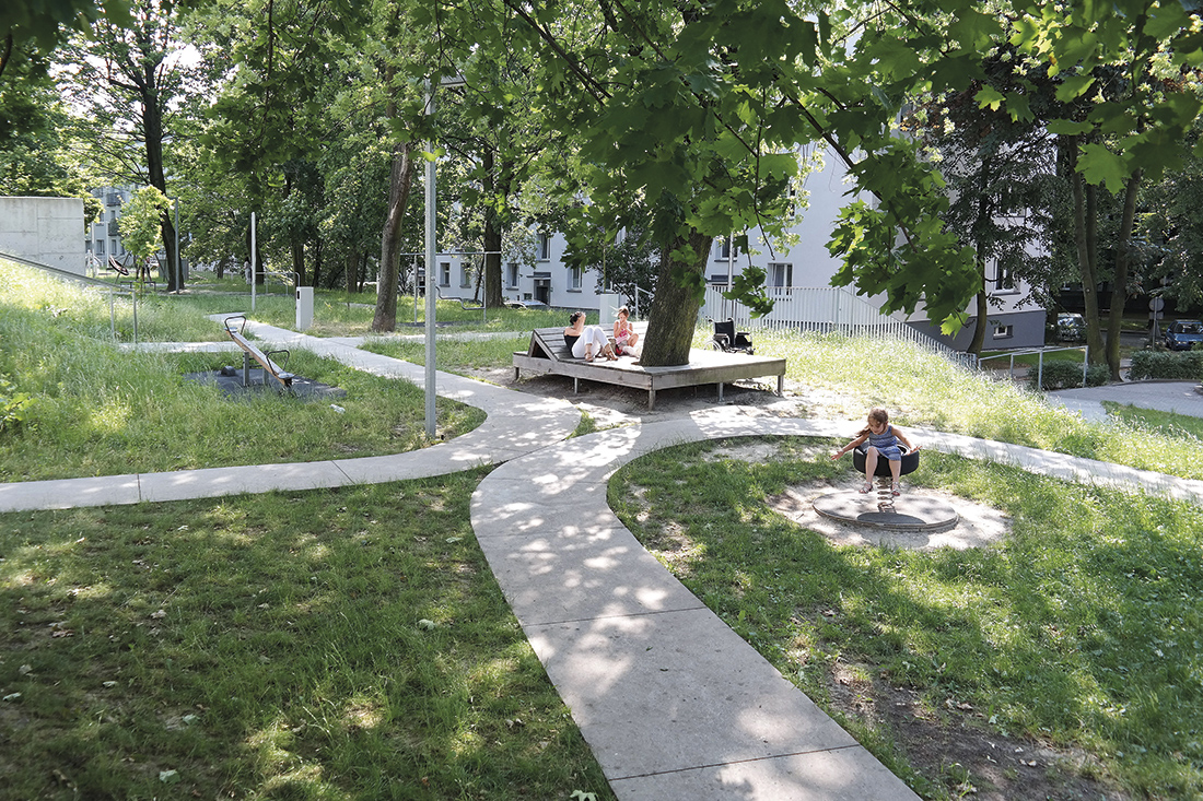 Skwer w Katowicach – między blokami powstał układ betonowych spacerowych alejek