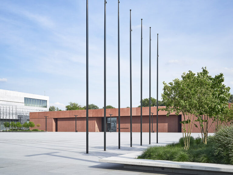 Przez miejsca i czas