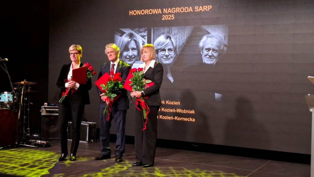 Honorową Nagrodę SARP 2025 otrzymali architekci: Marek Kozień, Magdalena Kozień-Woźniak i Katarzyna Kozień-Kornecka