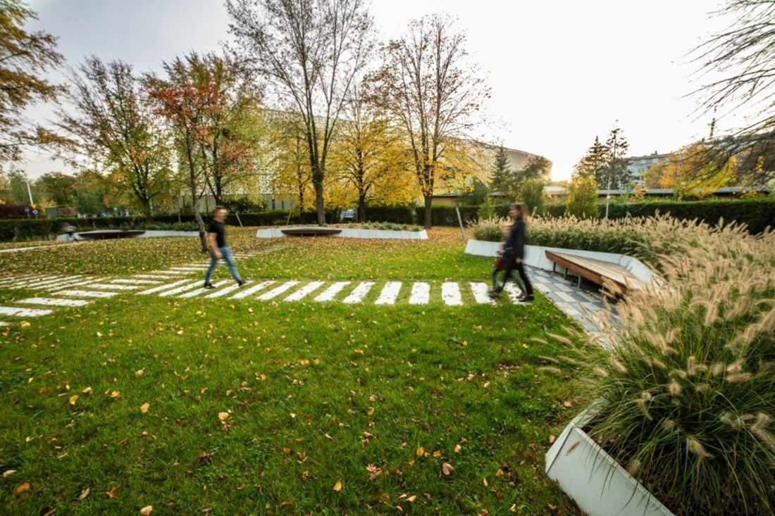 Ogród Polskiego Radia Kielce był jedną z 19 realizacji nominowanych do finału konkursu Polski Cement w Architekturze (fot. Michał Jaroń)