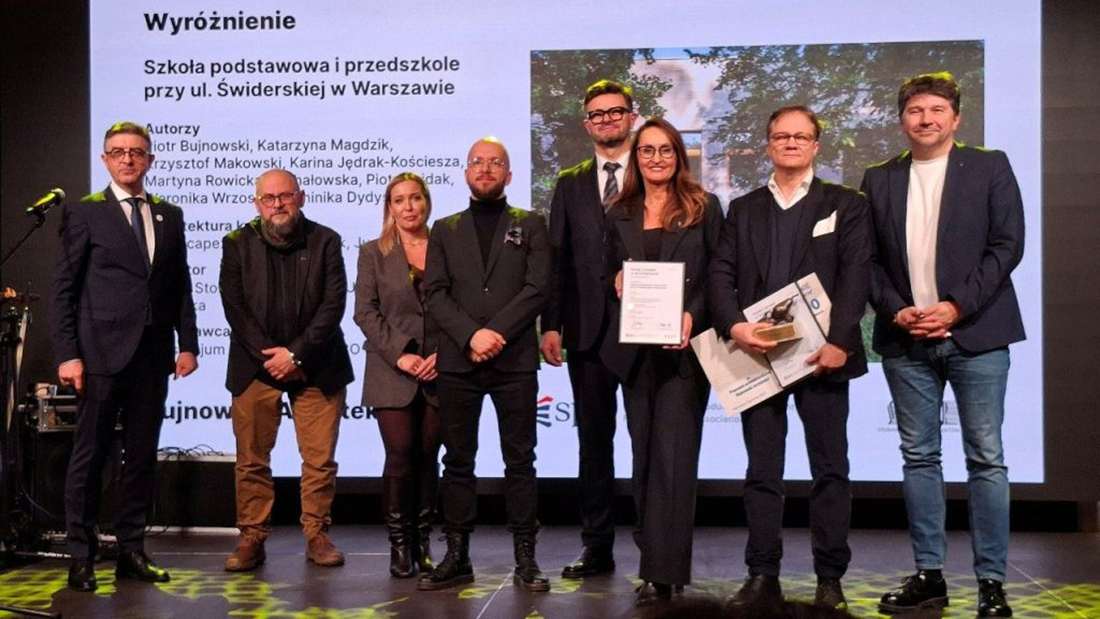 Architekt Piotr Bujnowski otrzymał wyróżnienie za szkołę podstawową i przedszkole przy ul. Świderskiej w Warszawie