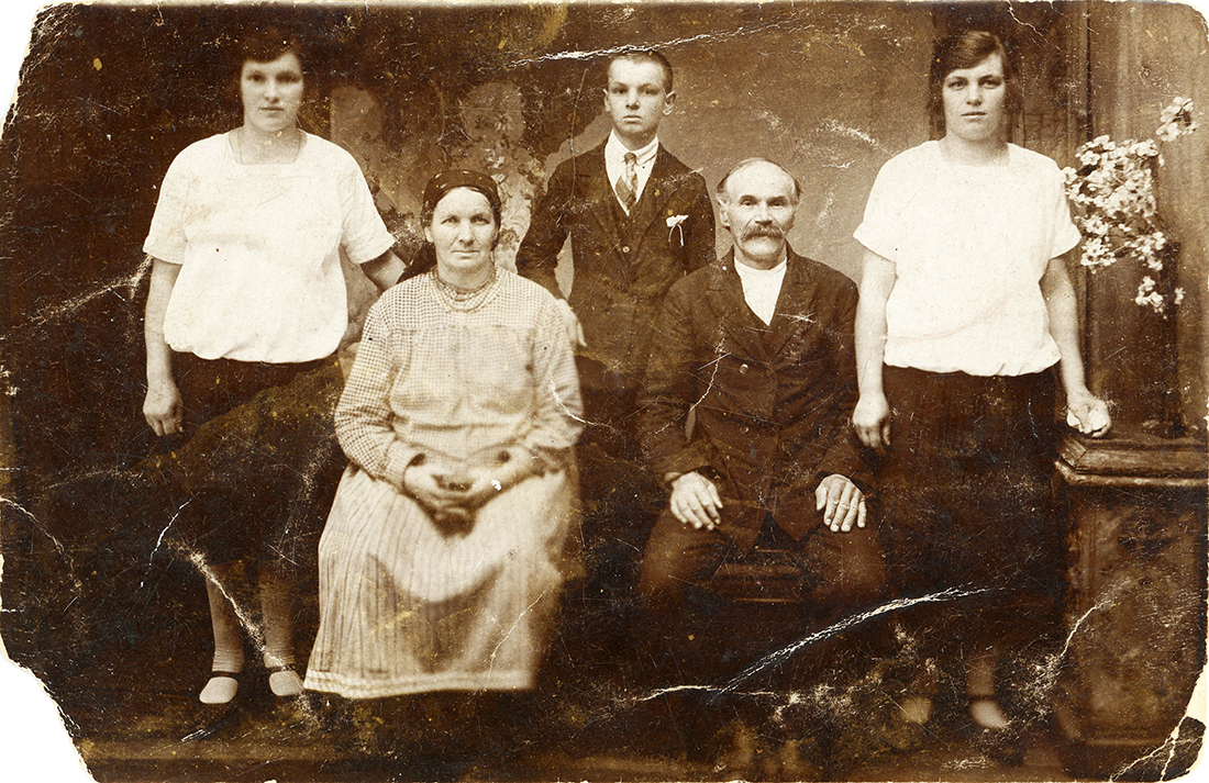 Rodzina Markiewiczów z Michniowa, zdjęcie przedwojenne, źródło: Muzeum Wsi Kieleckiej