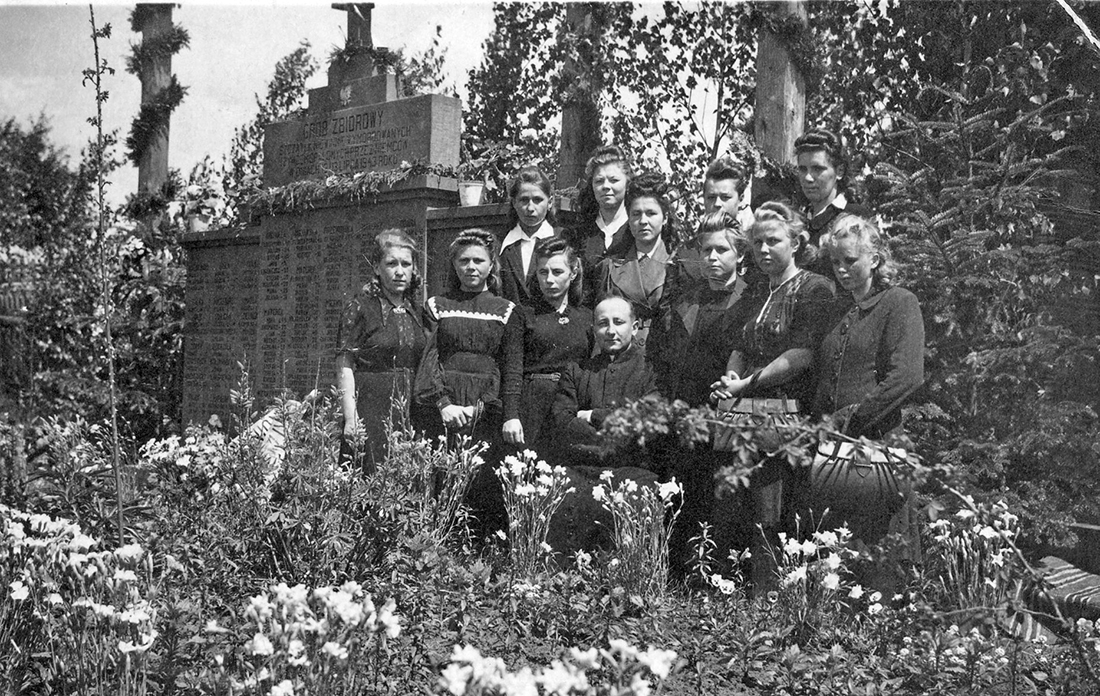 Uroczystości przy mogile pomordowanych (1946 rok); źródło: Muzeum Wsi Kieleckiej