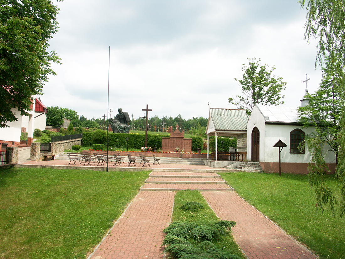 Teren mauzoleum przed budową nowego machu w latach 2010-2021; źródło: Muzeum Wsi Kieleckiej