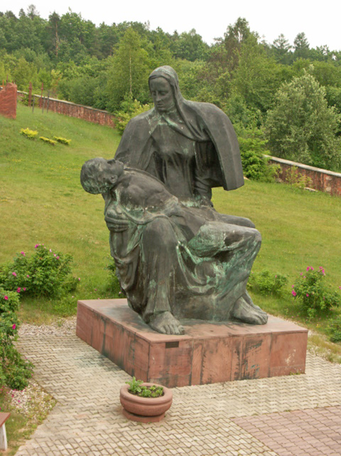 Pieta Michniowska, odsłonięta w 1993 roku; źródło: Muzeum Wsi Kieleckiej