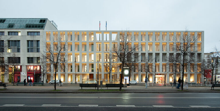 Ambasada – bliższy wgląd